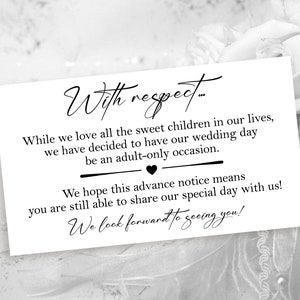 Puede incluir: Una tarjeta blanca con texto negro que dice "Con respeto... Si bien amamos a todos los niños dulces de nuestras vidas, hemos decidido que nuestro día de boda sea una ocasión solo para adultos. Esperamos que este aviso anticipado signifique que aún puedan compartir nuestro día especial con nosotros. ¡Esperamos verlos!" La tarjeta está sobre una rosa blanca.