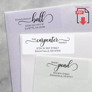 Peut inclure: Trois étiquettes d'adresse rectangulaires avec du texte en script noir sur un fond blanc ou clair. Les étiquettes comprennent des noms, des adresses et le texte "PERSONNALISÉ PDF". L'étiquette supérieure indique "Ryan & Ashley ball".
