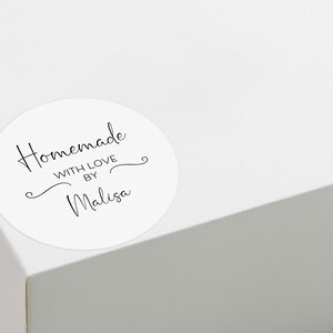 Puede incluir: Pegatina redonda blanca con texto negro que dice "Homemade with love by Malisa".