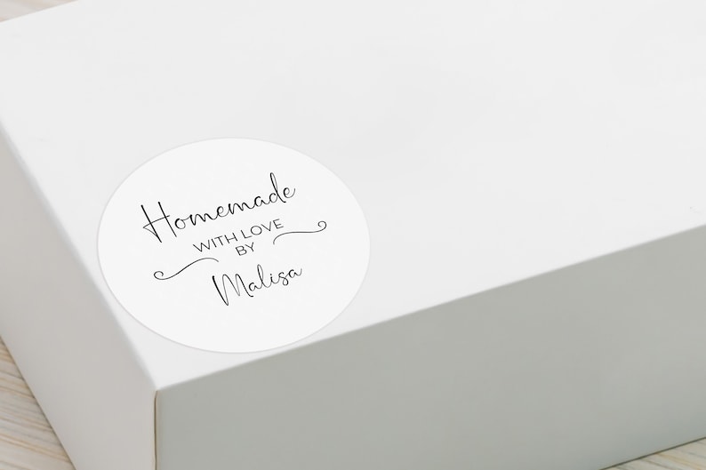 Puede incluir: Pegatina redonda blanca con texto negro que dice "Homemade with love by Malisa".