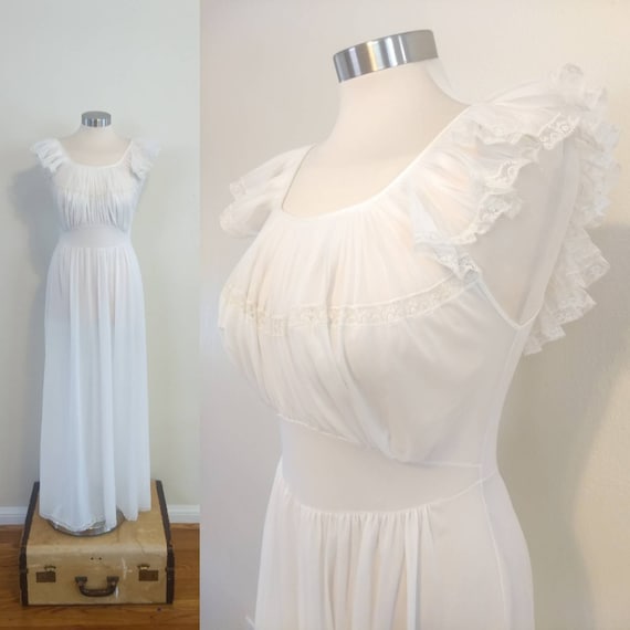 Vintage White Vanity Fair Nightgown... Ruffled Col