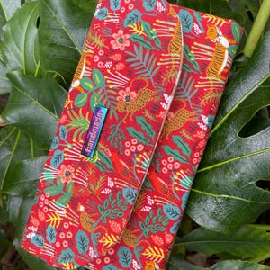 Porte-monnaie végétalien fait main léopard tropical rouge forêt tropicale