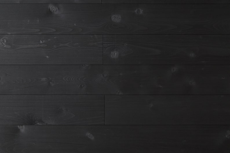 Puede incluir: Paneles de madera negra con un patr&oacute;n de veta horizontal. La madera tiene una textura nudosa natural.