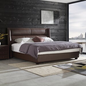 Puede incluir: Una cama con estructura de cuero marr&oacute;n con cabecero y piecero. La cama est&aacute; hecha con ropa de cama blanca y morada y una almohada marr&oacute;n. La cama est&aacute; en un dormitorio con una pared de madera oscura y una ventana con vista a un horizonte urbano.