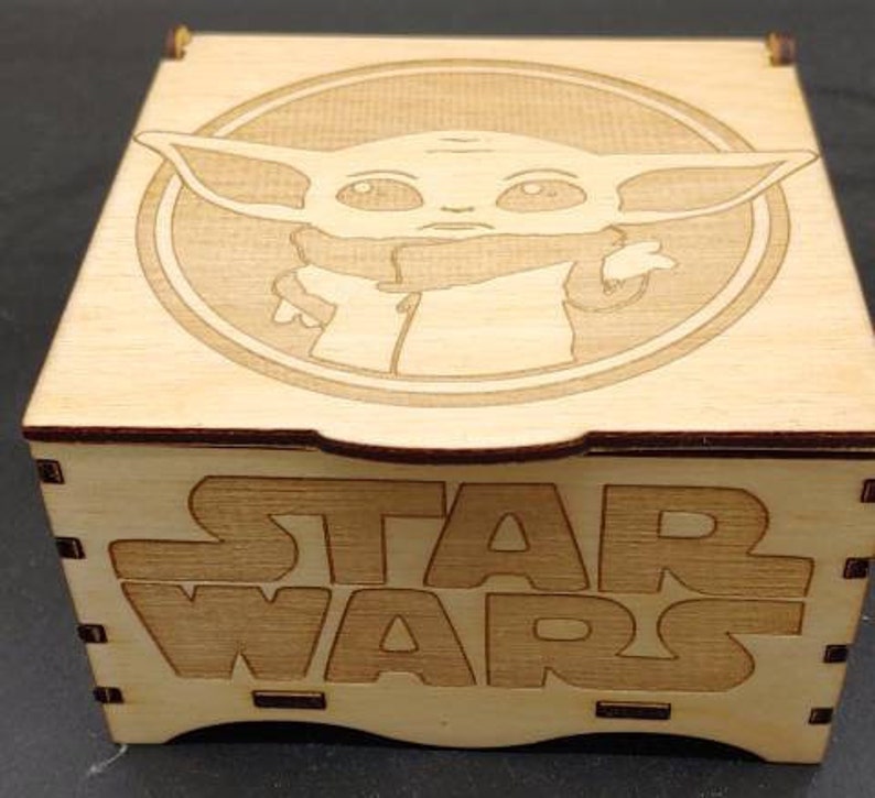 Boîtes sur le thème de Star Wars, découpées au laser et gravées sur bois The Child