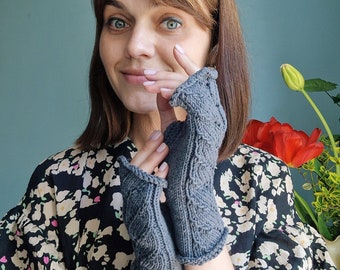 Gants pour femmes en coton gris - mitaines chauffantes tricotées à la main - tricot dentelle chic - style bohème girly - cadeau pour maman - tenue cottagecore