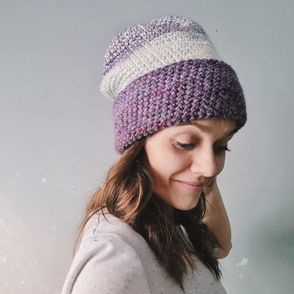 Warme violette Mütze - übergroße farbige Mütze - Mütze mit Umschlag - voluminöse Wollmütze - originelle Häkelarbeit - violette Streifen - Geschenkanleitung unisex