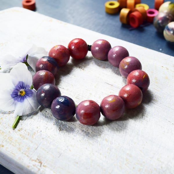 Rosa boho madera pulsera hecha a mano. Pastel de colores con cuentas pulsera con cuentas de madera colores con pintura de colores original.