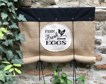 Cenefa de cocina de arpillera natural con letrero de huevos frescos de granja, ojales superiores negros, cortinas enrollables de yute rústico de tamaño personalizado