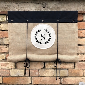 Rideau à monogramme noir enroulable en toile de jute naturelle Store rideaux rustiques primitifs de ferme moderne attache cantonnière stores suédois personnalisés
