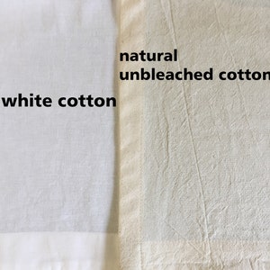 Pu&ograve; includere: Primo piano di due campioni di tessuto di cotone. Il campione a sinistra &egrave; di cotone bianco, e il campione a destra &egrave; di cotone naturale non sbiancato.