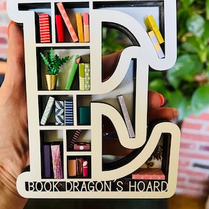 Estantería en miniatura con iniciales personalizadas: regalo único para familiares o amigos amantes de los libros