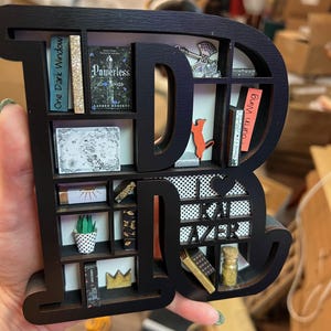 Benutzerdefinierte Alphabet Initial Buch Liebhaber Miniatur Bücherregal - Tolles Geschenk für Buch Nerd, Autor, Teenager oder Dekor für Book Nook Bild 16
