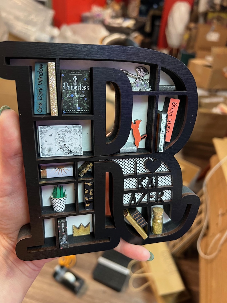 Benutzerdefinierte Alphabet Initial Buch Liebhaber Miniatur Bücherregal - Tolles Geschenk für Buch Nerd, Autor, Teenager oder Dekor für Book Nook Bild 16