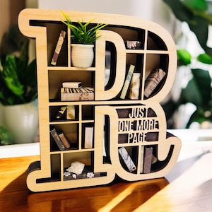 Letra del alfabeto personalizada, estantería en miniatura para amantes de los libros, nerd del libro, regalo para el rincón del libro, mini decoración, regalo de lectura