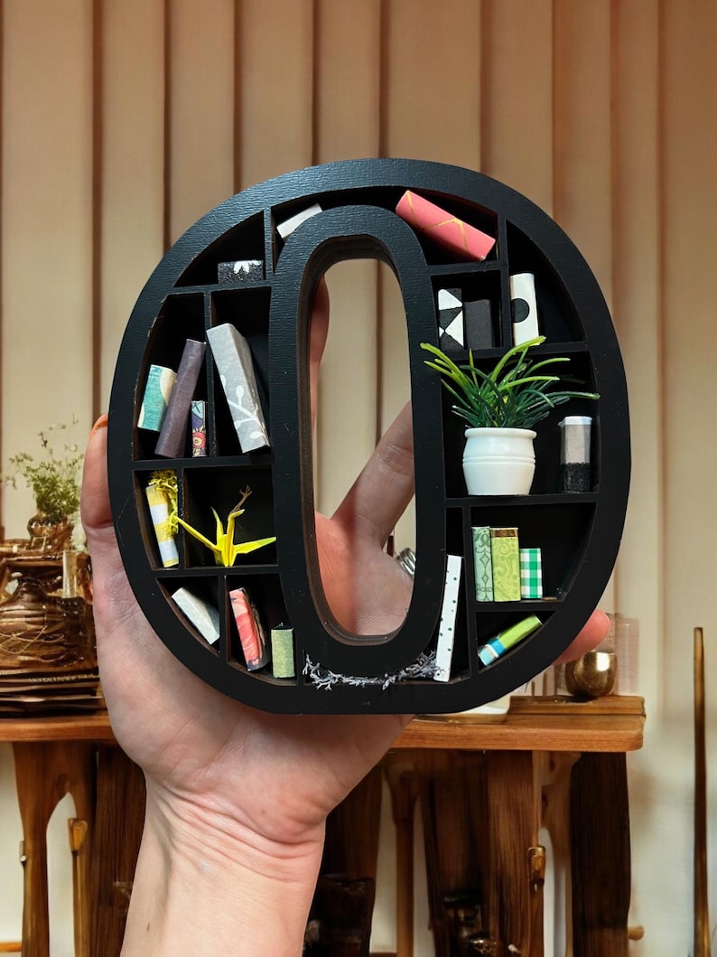 Benutzerdefinierte Alphabet Initial Buch Liebhaber Miniatur Bücherregal - Tolles Geschenk für Buch Nerd, Autor, Teenager oder Dekor für Book Nook Bild 9