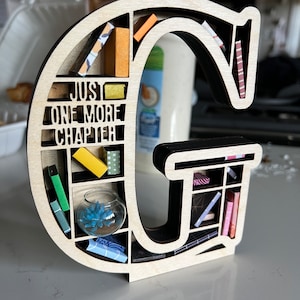 Estantería en miniatura personalizada con iniciales para amantes de los libros: regalo para amantes de los libros, minidecoración, regalo de lectura
