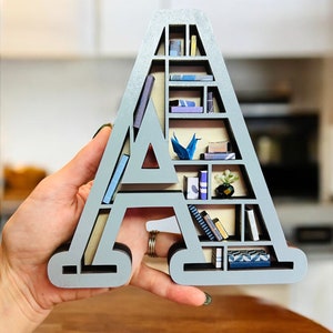 Estantería en miniatura para amantes de los libros: niñera perfecta para su rincón de libros o amigo amante de los libros con letras del alfabeto personalizadas