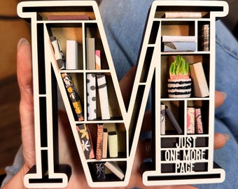 Libreria in miniatura personalizzata con iniziali dell'alfabeto per amanti dei libri: un regalo fantastico per appassionati di libri, autori, adolescenti o come decorazione per l'angolo lettura.