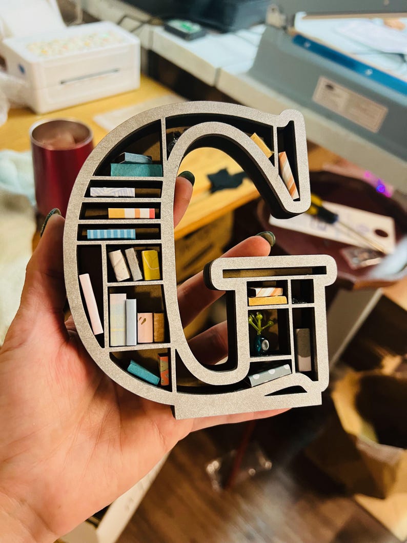 Benutzerdefinierte Alphabet Initial Buch Liebhaber Miniatur Bücherregal - Tolles Geschenk für Buch Nerd, Autor, Teenager oder Dekor für Book Nook Bild 15