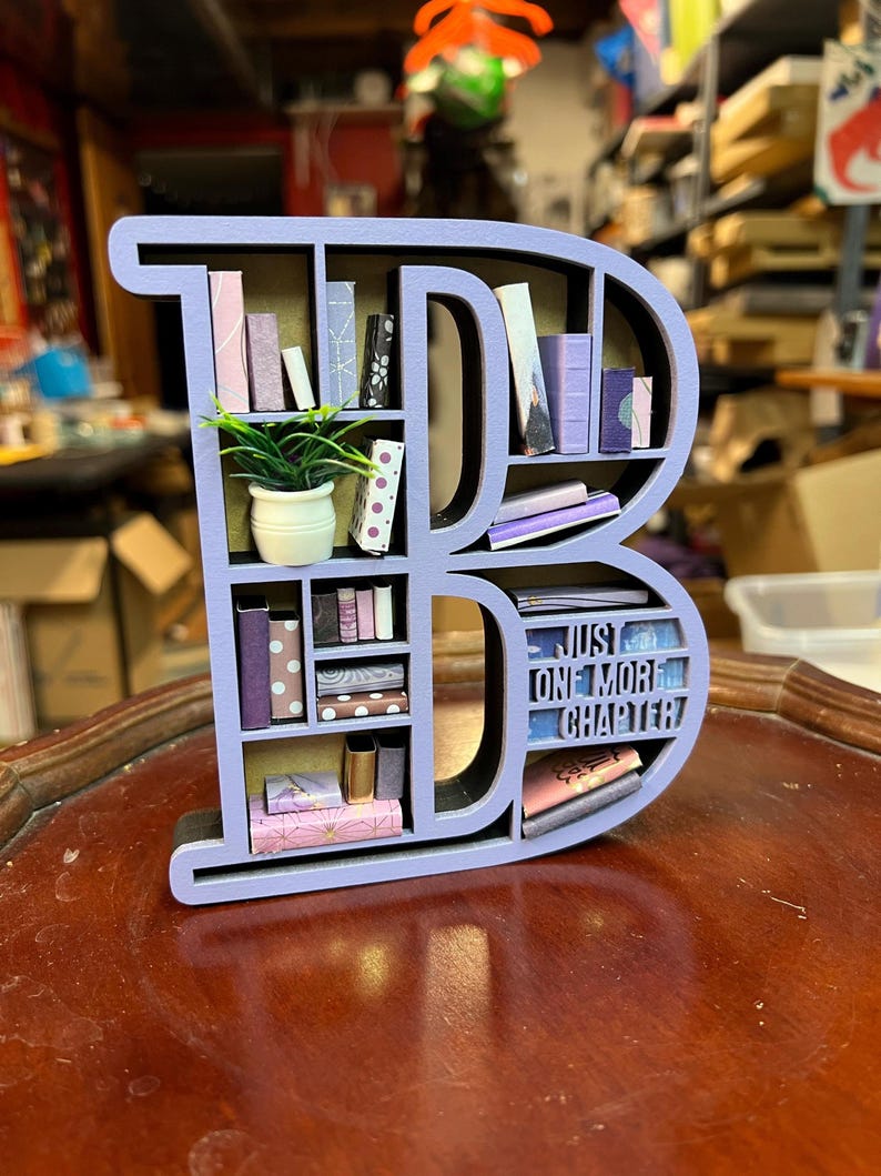 Benutzerdefinierte Alphabet Initial Buch Liebhaber Miniatur Bücherregal - Tolles Geschenk für Buch Nerd, Autor, Teenager oder Dekor für Book Nook Bild 17