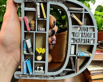 Estantería en miniatura con alfabeto: rincón de lectura único y hecho a mano: la decoración ideal para los amantes de la lectura