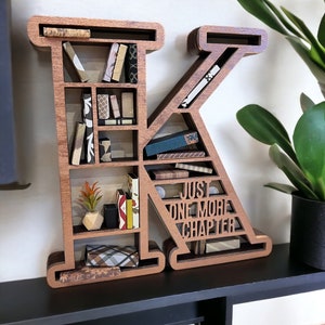 Estantería miniatura con inicial personalizada: regalo para mejores amigos, regalo familiar único, regalo para amantes de los libros