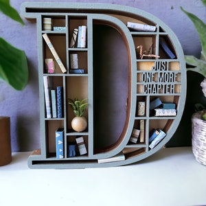 Estantería miniatura personalizada con inicial de letra del alfabeto para amantes de los libros: regalo para un rincón de lectura, decoración en miniatura, regalo de lectura