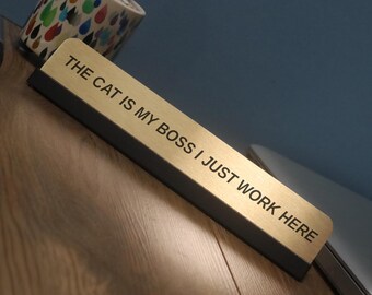 Gift for Cat Owner Work Colleague, Funny Desk Name Plate - The Cat Is My Boss I Just Work Here - Sign- font1