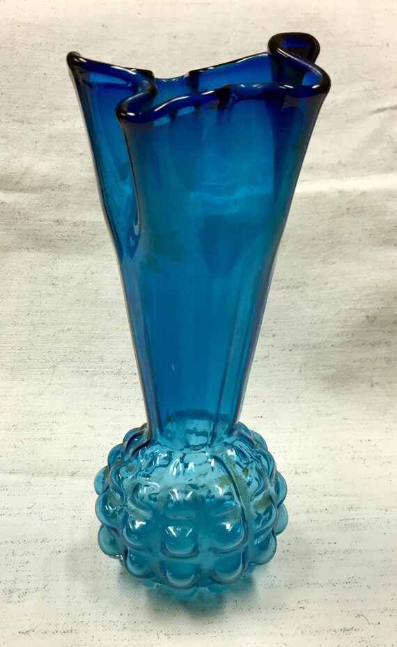 Pretty Little Blue Glass Vase il 570xN lods