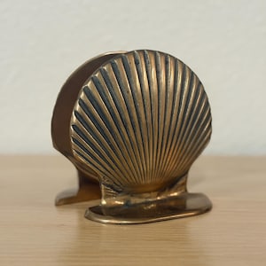 Vintage Buchstützen aus massivem Messing mit Muschelmotiv | Maritime Küsten-Deko | Schwere Buchstützen aus Messing mit Muschelmotiv | Regaldeko im Strandhaus-Stil | Mid-Century-Stil