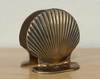 Vintage Buchstützen aus massivem Messing mit Muschelmotiv | Maritime Küsten-Deko | Schwere Buchstützen aus Messing mit Muschelmotiv | Regaldeko im Strandhaus-Stil | Mid-Century-Stil