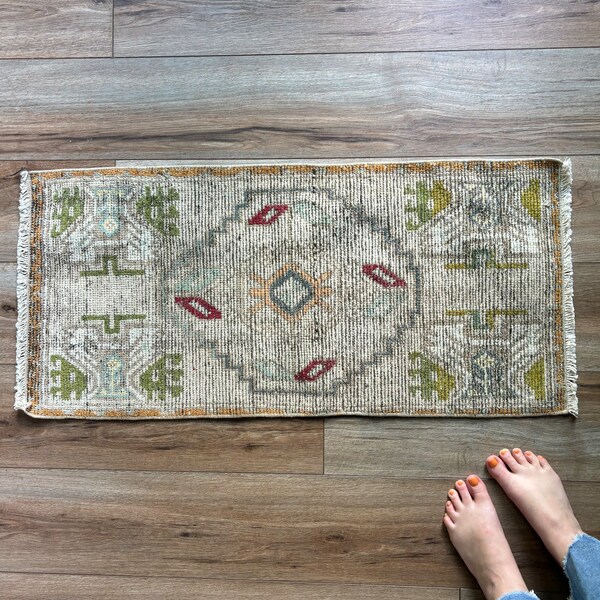 Small Oushak Rug, Small Vintage Rug, 2x3 Rug, Beige Green Rug, Small Turkish Rug, Boho Rug, Distresed Rug, Bohemian Rug,1’7”x3’2”.