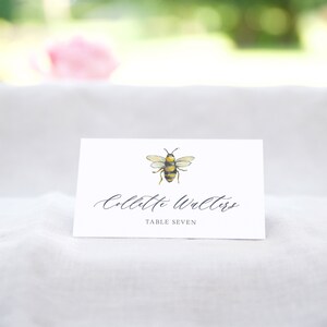 Cartões de nome de casamento - Abelha - Arquivo para impressão - Nome do convidado - Download digital - Cartão de lugar dobrado - DIY - Caligrafia - Impressão - Editável