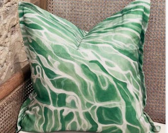 Almohadas de lino color esmeralda de la costa