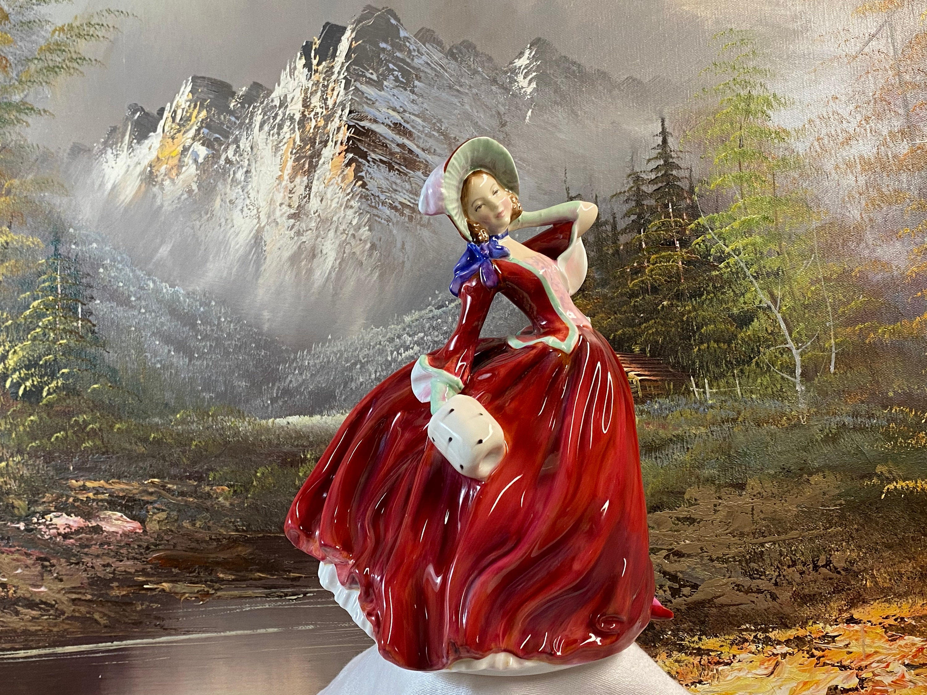 ロイヤルドルトン社　Autumn Breezes Autumn Breezes HN2147 – Royal Doulton Figurine – Seaway