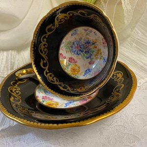 Tasse à thé et soucoupe Aynsley, bande noire avec volutes dorées et centre floral