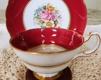 Grosvenor Knochen China Vintage Teetasse und Untertasse tief rot und Gold vergoldet Floral rosa Rosen bemalt Teetasse 1930