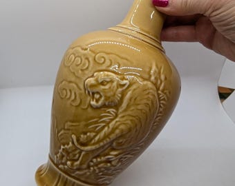 虎と人物のデザイン陶器 虎をモチーフにしたヴィンテージ中国陶器のコレクターズワインボトル