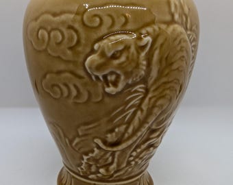 虎をモチーフにしたヴィンテージ中国陶器のコレクターズワインボトル