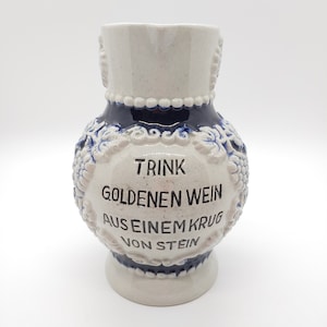 Pichet à vin en grès allemand millésimé - Cave à vin - Trink Goldenen Wein Aus Einem Krug Von Stein