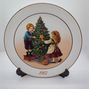 AVON Christmas Memories -1982 Collector Plate - &quot;Keeping the Christmas Tradition&quot;