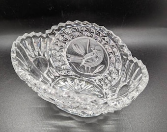 Tazón de caramelo de cristal de mediados de siglo con pájaro grabado