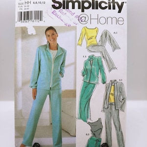 Peut inclure: Patron de couture Simplicity à la maison numéro 5867 pour les tailles 6, 8, 10 et 12. Le patron comprend des instructions pour réaliser une veste, un pantalon et un haut. Le patron est présenté sur un fond blanc avec une mannequin portant la veste et le pantalon.