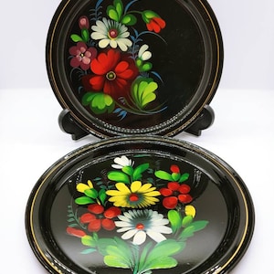 2 squisiti piatti di arte popolare smaltati neri russi dipinti a mano - Design floreale - Set di 2