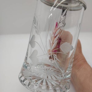 Vintage Bierkrug - Geätztes Glas mit Zinndeckel - Mann Höhle Dekor 1980er Jahre