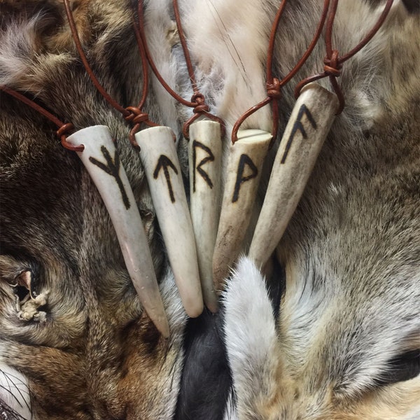 Natuurlijke herten gewei ketting / hanger 1-3 " met oudere Futhark Runen verbrand kies uw Rune bruin lederen glijdende knoop ketting pyrografie