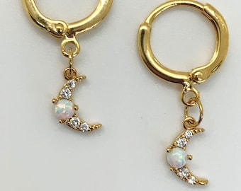 Mini Gold Huggie Ohrring mit echtem Opal Mond Anhänger