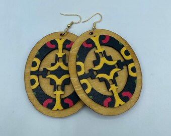 Dame-Dame in Yellow Earrings