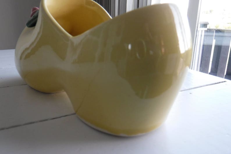 MCCOY YELLOW DUTCH cloy shoe with pink rose planter